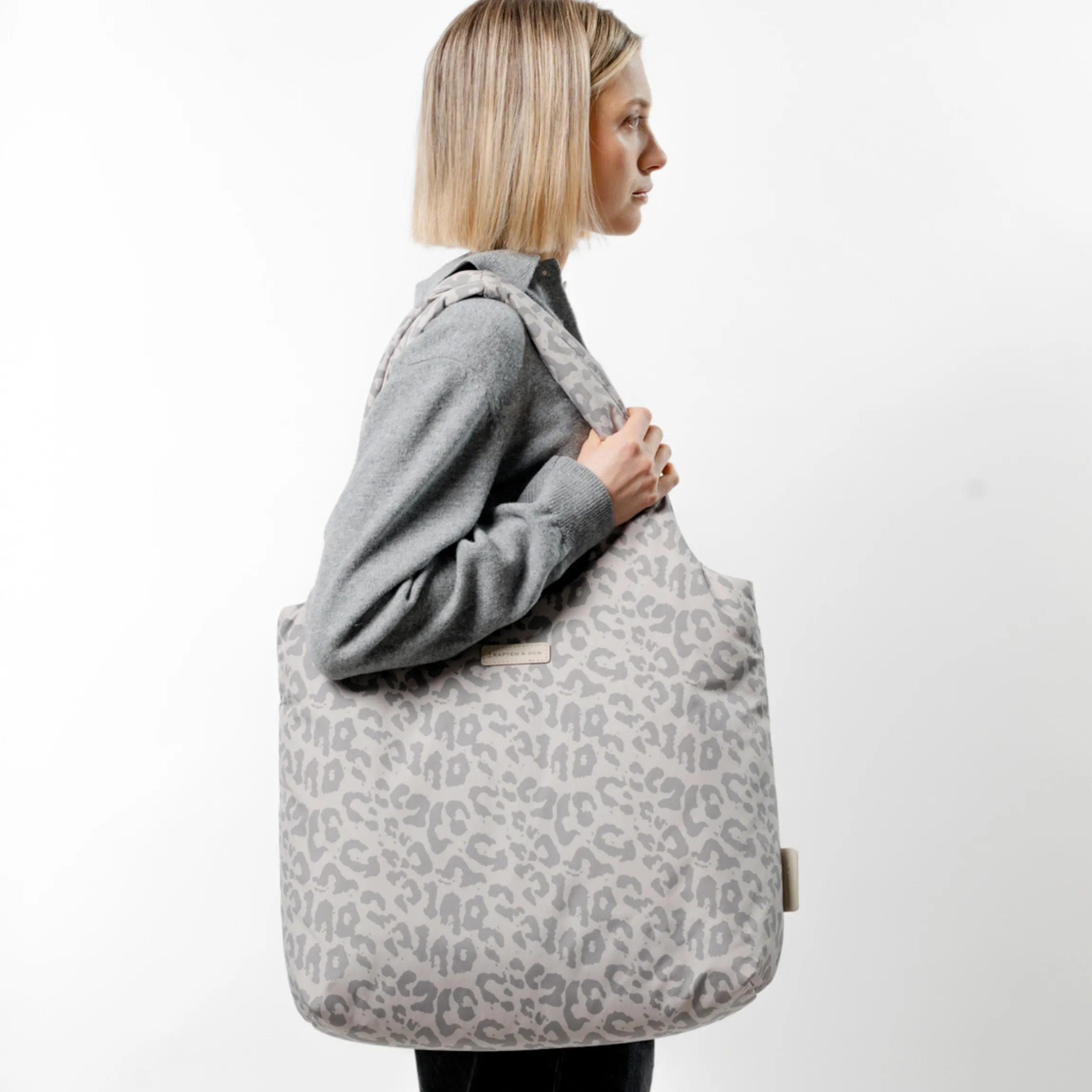 Skara Cloud Shopper Leo Sandstone